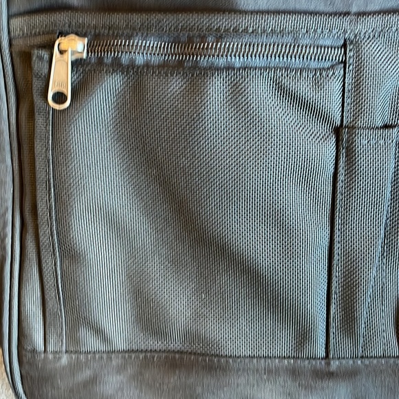 Northface Messenger Bag in Black with multiple compartments - Picture 6 of 8
